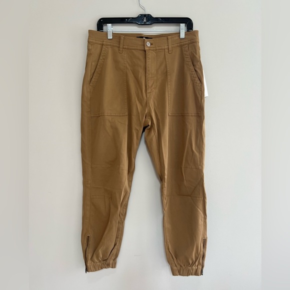 7 For All Mankind NWT Darted Boyfriend Jogger in Sateen Tan Safari, 31 - Picture 16 of 16